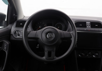 Подержанный автомобиль Volkswagen Polo Sedan 2013 года (14 фото)