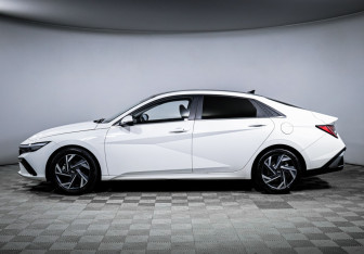 Подержанный автомобиль Hyundai Elantra Sedan 2023 года (8 фото)
