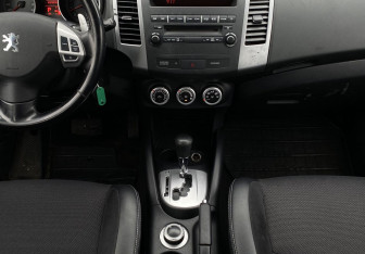 Подержанный автомобиль Peugeot 4007 2008 года (13 фото)