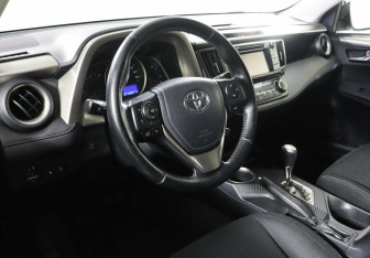 Подержанный автомобиль Toyota RAV4 2013 года (8 фото)