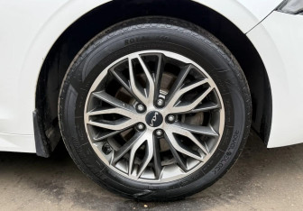 Подержанный автомобиль Kia K5 2021 года (14 фото)