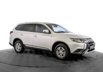 Подержанный автомобиль Mitsubishi Outlander 2020 года (3 фото)