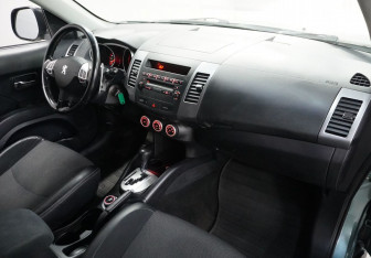 Подержанный автомобиль Peugeot 4007 2008 года (9 фото)