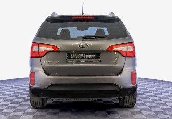 Подержанный автомобиль Kia Sorento 2016 года (6 фото)