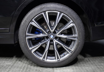Подержанный автомобиль BMW X7 2019 года (30 фото)