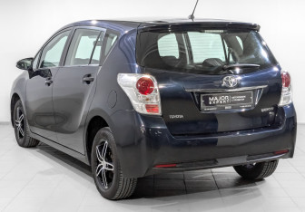 Подержанный автомобиль Toyota Verso 2014 года (7 фото)