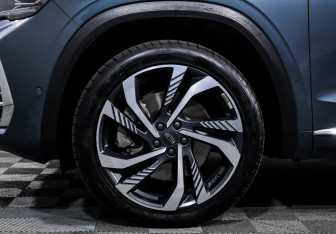 Подержанный автомобиль Geely Monjaro 2022 года (15 фото)