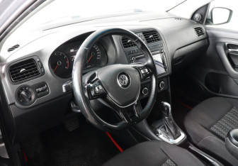 Подержанный автомобиль Volkswagen Polo Sedan 2015 года (5 фото)