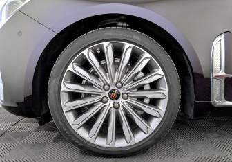 Подержанный автомобиль Hongqi H9 2024 года (18 фото)