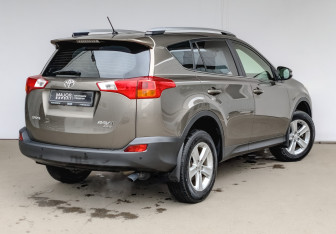 Подержанный автомобиль Toyota RAV4 2014 года (5 фото)