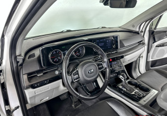 Подержанный автомобиль Kia Carnival 2021 года (13 фото)