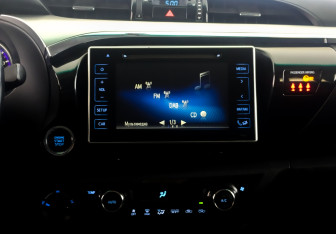 Подержанный автомобиль Toyota Hilux 2016 года (15 фото)