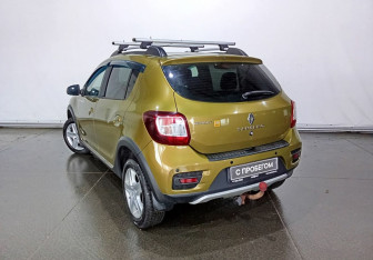 Подержанный автомобиль Renault Sandero 2017 года (7 фото)