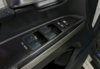 Подержанный автомобиль Toyota Land Cruiser Suv 2016 года (12 фото)