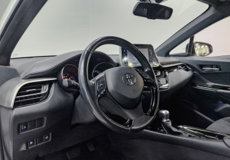 Подержанный автомобиль Toyota C-HR 2019 года (15 фото)