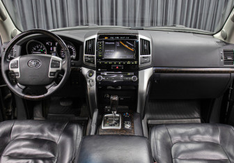 Подержанный автомобиль Toyota Land Cruiser Suv 2013 года (15 фото)