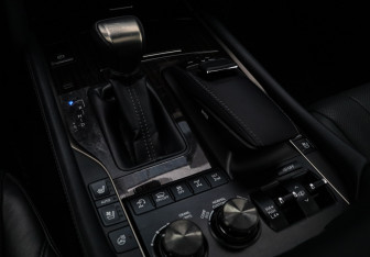 Подержанный автомобиль Lexus LX 2018 года (30 фото)