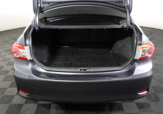 Подержанный автомобиль Toyota Corolla Sedan 2012 года (10 фото)