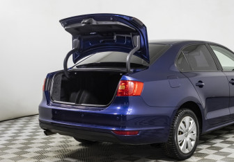 Подержанный автомобиль Volkswagen Jetta Sedan 2012 года (15 фото)