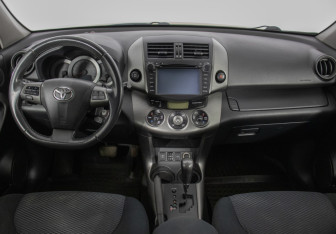 Подержанный автомобиль Toyota RAV4 2011 года (13 фото)