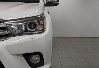 Подержанный автомобиль Toyota Hilux 2015 года (17 фото)