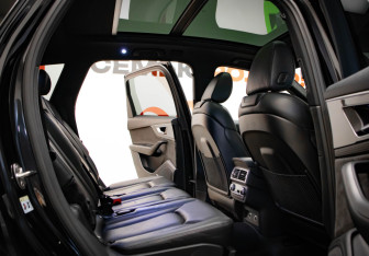 Подержанный автомобиль Audi Q7 2017 года (32 фото)