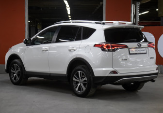 Подержанный автомобиль Toyota RAV4 2019 года (7 фото)