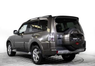 Подержанный автомобиль Mitsubishi Pajero 2012 года (7 фото)