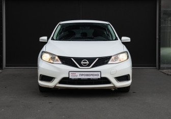 Подержанный автомобиль Nissan Tiida Hatchback 2015 года (2 фото)