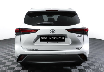 Подержанный автомобиль Toyota Highlander 2023 года (6 фото)