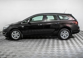 Подержанный автомобиль Opel Astra Wagon 2014 года (8 фото)