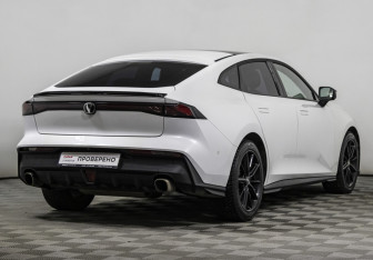 Подержанный автомобиль Changan UNI-V 2023 года (5 фото)