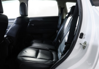 Подержанный автомобиль Mitsubishi Outlander 2021 года (12 фото)