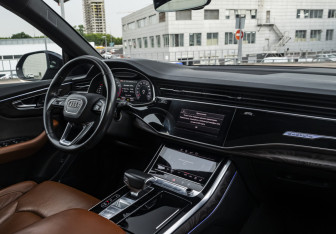 Подержанный автомобиль Audi Q8 2018 года (13 фото)