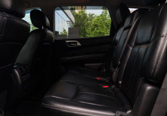 Подержанный автомобиль Nissan Pathfinder 2016 года (10 фото)