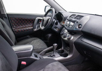 Подержанный автомобиль Toyota RAV4 2012 года (10 фото)