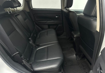 Подержанный автомобиль Mitsubishi Outlander 2012 года (14 фото)