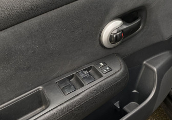 Подержанный автомобиль Nissan Tiida Hatchback 2010 года (14 фото)