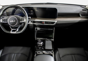 Подержанный автомобиль Kia K5 2024 года (11 фото)