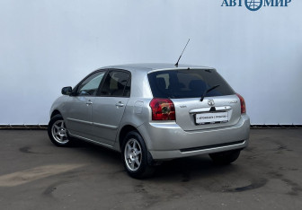 Подержанный автомобиль Toyota Corolla Hatchback 2004 года (7 фото)