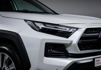 Подержанный автомобиль Toyota RAV4 2024 года (16 фото)