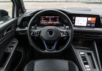 Подержанный автомобиль Volkswagen Golf R Hatchback 2021 года (12 фото)