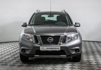 Подержанный автомобиль Nissan Terrano 2015 года (2 фото)