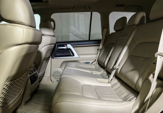 Подержанный автомобиль Toyota Land Cruiser Suv 2019 года (10 фото)