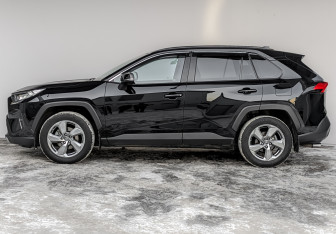 Подержанный автомобиль Toyota RAV4 2021 года (8 фото)