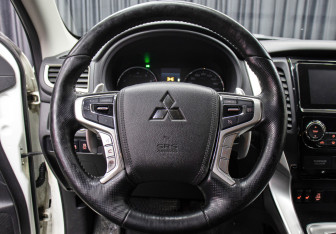 Подержанный автомобиль Mitsubishi Pajero Sport 2016 года (17 фото)