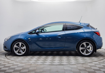 Подержанный автомобиль Opel Astra Hatchback 2013 года (2 фото)