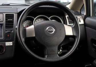 Подержанный автомобиль Nissan Tiida Hatchback 2010 года (14 фото)