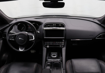Подержанный автомобиль Jaguar F-Pace 2019 года (14 фото)