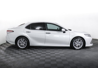 Подержанный автомобиль Toyota Camry Sedan 2018 года (4 фото)